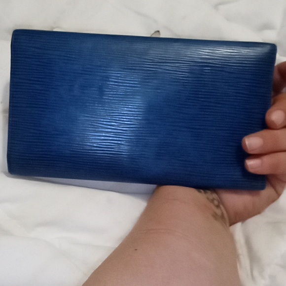 ✨HOST PICK ✨ BLUE VINTAGE EPI LEATHER LOUIS VUITTON WALLET. Tri fold - Picture 12 of 14